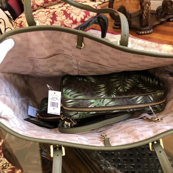 Authentic Michael Kors large tote&wallet&pouch - Picture 7 of 8